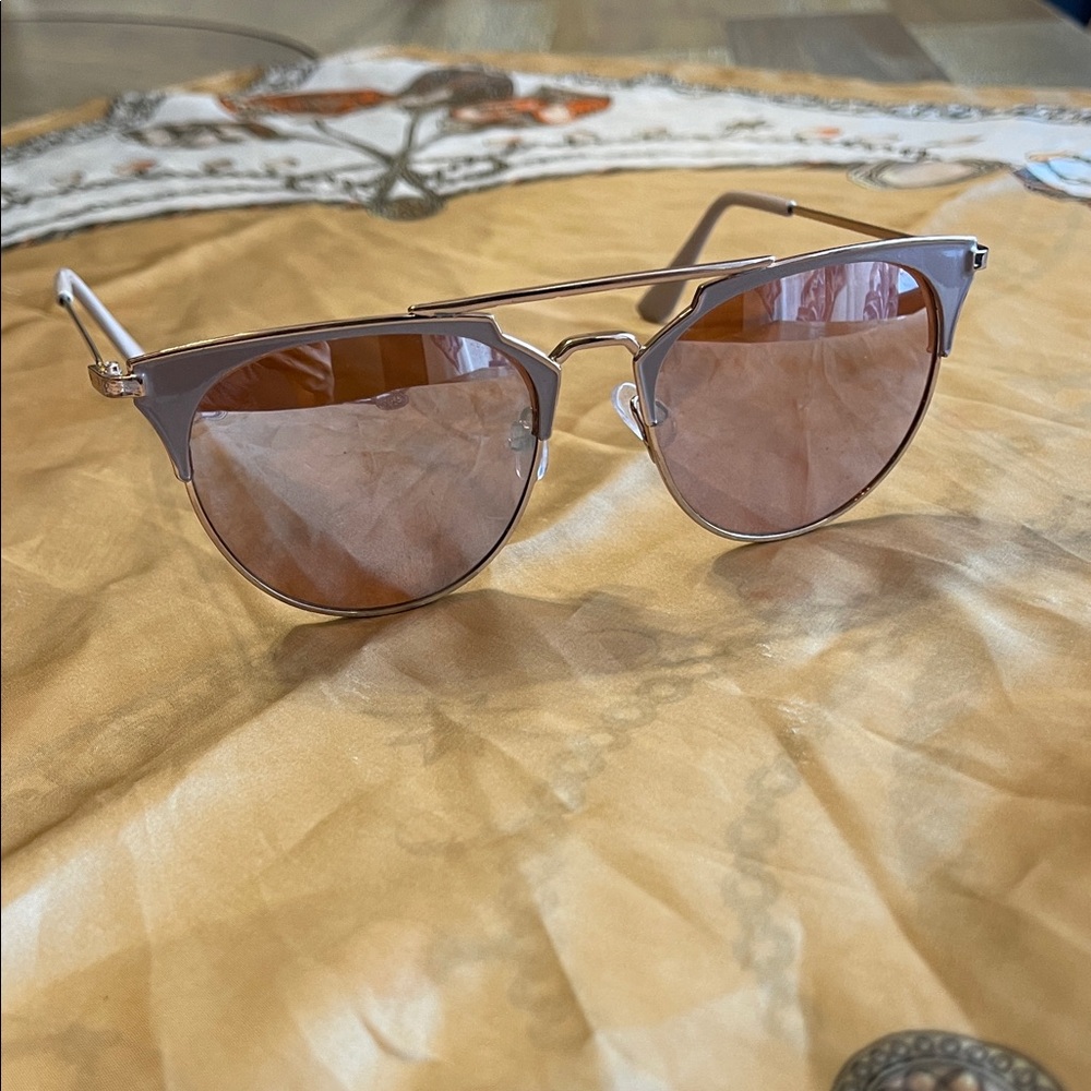 Stylish‎ Aviator Sunglasses with Gold Accent